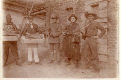 z. Zt. das älteste Foto aus dem Nickenicher Karneval: der Zitherverein Arion 1929 wahrscheinlich vor einem Auftritt: (v.l.) Nikolaus Auer+, ?, Gregor Auer+, ?, Hermann Auer+